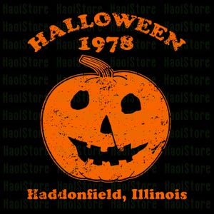 Könnte beinhalten: Orangefarbene Halloween-Grafik auf schwarzem Hintergrund. Das Design zeigt einen orangefarbenen, abgenutzten Kürbis mit den Worten "HALLOWEEN 1978" darüber. Darunter steht "Haddonfield, Illinois".