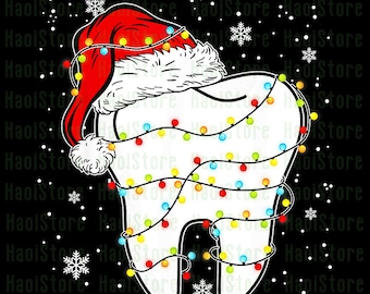 以下が含まれることがあります： サンタ帽をかぶり、カラフルなクリスマスライトで飾られた歯の漫画イラスト。背景は黒で、白い雪の結晶が描かれています。歯科医向けのお祝いのデザインです。
