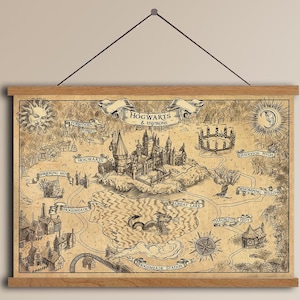 K&ouml;nnte beinhalten: Eine Karte von Hogwarts im Vintage-Stil, mit detaillierten Illustrationen des Schlosses und der Umgebung. Die Karte ist auf gealtertem Papier gedruckt und mit Holzleisten gerahmt, die an einer schwarzen Schnur aufgeh&auml;ngt sind. Ein dekoratives Element.