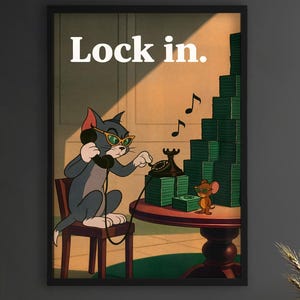 Op de afbeelding: Een ingelijste kunstdruk met een cartoonkat met een groene bril, zittend op een stoel en bellend met een telefoon. Een kleine bruine muis staat op een tafel naast stapels groen geld. De tekst Lock in. staat bovenaan de afbeelding.