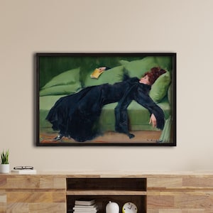Può includere: Opera d'arte incorniciata raffigurante una donna in abito nero sdraiata su un divano verde. Tiene in mano un oggetto giallo. Il dipinto ha un'atmosfera cupa e malinconica, con un focus sulla postura e l'espressione della donna.