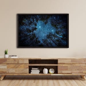 Gerahmte Sternennacht, Nachthimmel Milchstraße über Bäumen Wald Natur Landschaft Sterne Fotografie eingewickelt Leinwand Druck Wandkunst Büro Dekor Haus