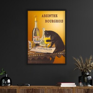 Pu&ograve; includere: Poster vintage pubblicitario per l'assenzio Bourgeois, un marchio di assenzio. Il poster presenta un gatto nero che beve da un bicchiere di assenzio, con bottiglie di assenzio e un giornale sullo sfondo.