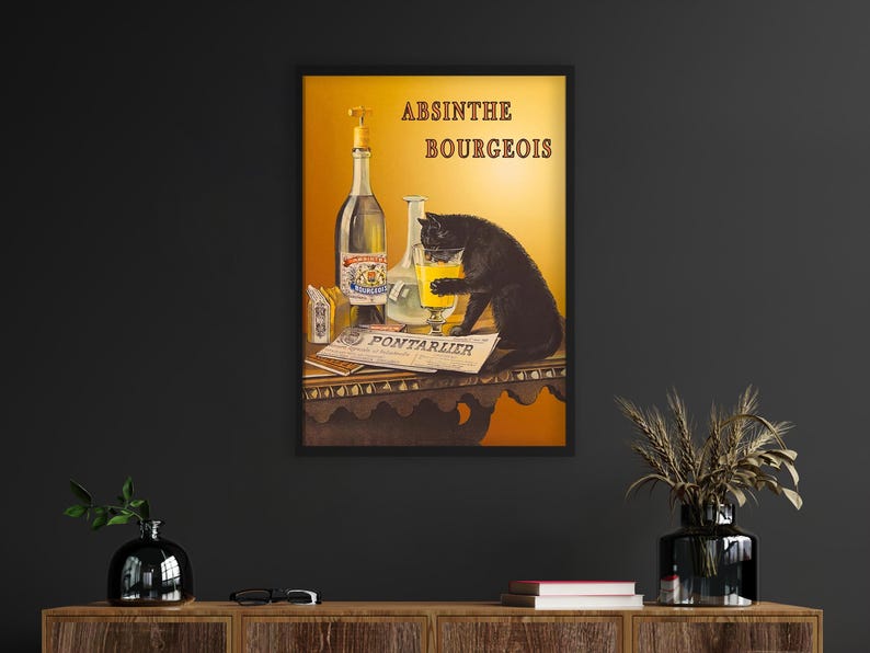 Pu&ograve; includere: Poster vintage pubblicitario per l'assenzio Bourgeois, un marchio di assenzio. Il poster presenta un gatto nero che beve da un bicchiere di assenzio, con bottiglie di assenzio e un giornale sullo sfondo.