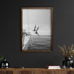 Schwarze und weiße Leinwand mit Sprung, Segelboot, Sprung, Segelboot, Yacht, Frauen springen ins Wasser, Wandkunst, Strand, Sommer Kunst,
