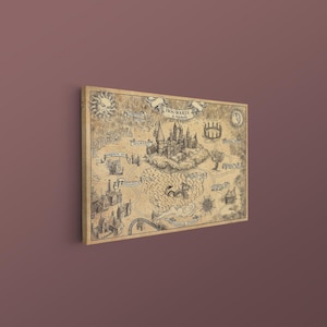 K&ouml;nnte beinhalten: Eine gerahmte Karte von Hogwarts mit detaillierten Illustrationen des Schlosses und der Umgebung. Die Karte ist in Sepia-T&ouml;nen gehalten und hat eine Vintage-&Auml;sthetik. Der Rahmen ist hellbraun. Die Karte h&auml;ngt an einer Wand.
