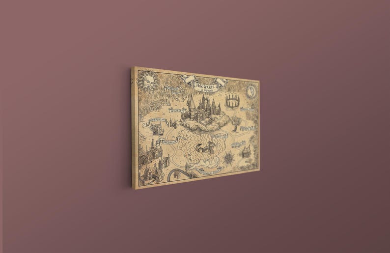 K&ouml;nnte beinhalten: Eine gerahmte Karte von Hogwarts mit detaillierten Illustrationen des Schlosses und der Umgebung. Die Karte ist in Sepia-T&ouml;nen gehalten und hat eine Vintage-&Auml;sthetik. Der Rahmen ist hellbraun. Die Karte h&auml;ngt an einer Wand.