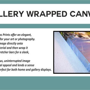 Może przedstawiać: Zdjęcie wydruku na pł&oacute;tnie z galerią. Tekst "GALLERY WRAPPED CANVAS" znajduje się na g&oacute;rze. Wydruk na pł&oacute;tnie przedstawia krajobraz z niebiesko-fioletową paletą kolor&oacute;w. Pł&oacute;tno jest owinięte wok&oacute;ł solidnych blejtram&oacute;w.
