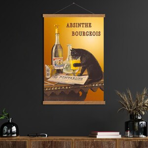 Pu&ograve; includere: Poster vintage pubblicitario per l'assenzio Bourgeois, un marchio di assenzio. Il poster presenta un gatto nero che beve da un bicchiere di assenzio, con bottiglie di assenzio e un giornale sullo sfondo. Il testo sul poster recita "Absinthe Bourgeois Pontarlier".