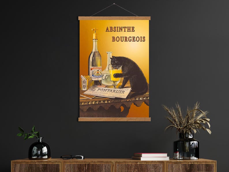 Pu&ograve; includere: Poster vintage pubblicitario per l'assenzio Bourgeois, un marchio di assenzio. Il poster presenta un gatto nero che beve da un bicchiere di assenzio, con bottiglie di assenzio e un giornale sullo sfondo. Il testo sul poster recita "Absinthe Bourgeois Pontarlier".