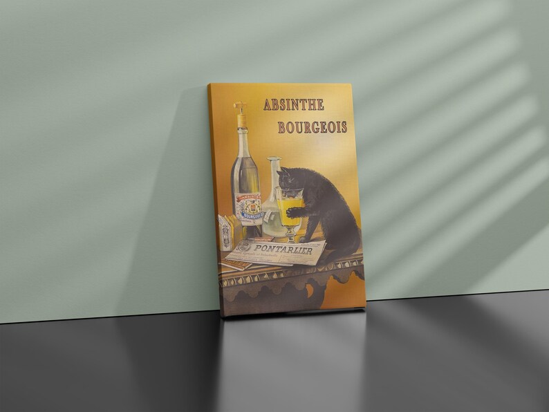 Pu&ograve; includere: Poster vintage pubblicitario per l'assenzio Bourgeois Pontarlier. Un gatto nero &egrave; seduto su un tavolo con un bicchiere di assenzio e bottiglie di liquore.