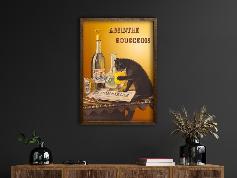 Pu&ograve; includere: Poster vintage pubblicitario per l'assenzio Bourgeois, un liquore verde. Il poster presenta un gatto nero che beve da un bicchiere di assenzio su un tavolo con bottiglie e un giornale.