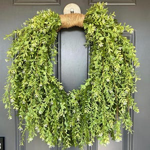 Couronne de buis vert avec baies blanches : décoration de porte d&#39;entrée de ferme