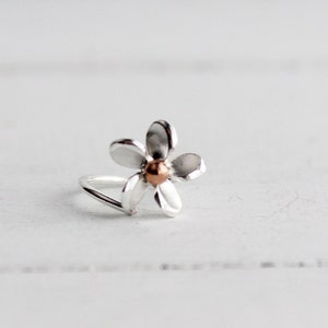Pendiente de aro de hélice de cartílago de plumeria de plata esterlina, pendiente de cartílago, cartílago de flor, joyería de primavera, pendiente de frangipani, regalos para ella