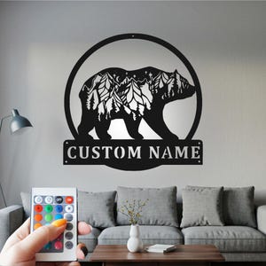Decorazione personalizzata con orso e foresta, decorazione da parete in metallo con orso, decorazione personalizzata con cartello con nome orso per la stanza, luci personalizzate con orso