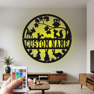 Arte murale in metallo Woodland personalizzata con luce a LED, decorazione personalizzata con nome Woodland per la stanza, decorazione in metallo a LED Woodland, decorazione Woodland