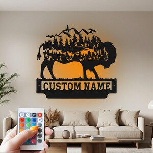 Arte murale in metallo con bisonte di montagna della foresta personalizzata con luce a LED, cartello con nome bisonte per la stanza, arredamento per la casa bisonte, bisonte personalizzato, animale bisonte