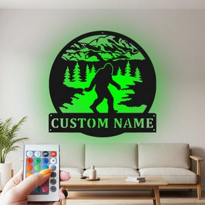 Decorazione murale in metallo con luce a LED, cartello con nome Bigfoot personalizzato per la stanza, decorazione a LED in metallo Bigfoot