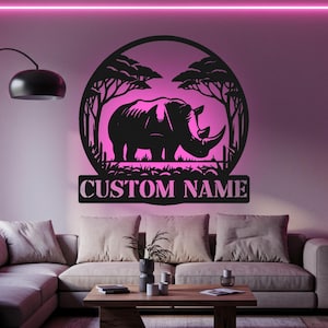 Rinoceronte personalizzato nella foresta Luce a LED in metallo Arte murale Protezione della fauna selvatica Nome cartello Decorazione per la casa Regalo per tutti Opera d'arte