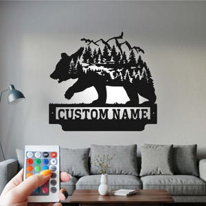 Decorazione murale in metallo con orso di montagna della foresta personalizzata con luce a LED, cartello con nome dell'orso per la stanza, arredamento per la casa dell'orso, orso personalizzato, amante degli animali dell'orso