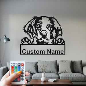 Arte de pared metálico personalizado con luz LED para Spaniel Británico, letrero con nombre personalizado para la habitación de tu perro.