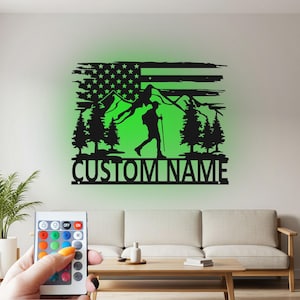 Arte de pared de metal personalizado para senderismo de montaña con luz LED, letrero con nombre de excursionista personalizado para habitación, decoración de metal con luz LED para senderismo de montaña.