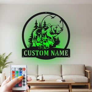 Decorazione murale in metallo con scena della foresta dell'orso personalizzata con luce a LED, cartello con nome dell'orso per la stanza, decorazione a LED in metallo con scena dell'orso, orso personalizzato