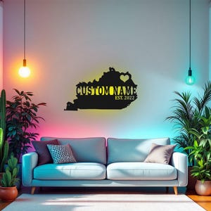 Arte de pared de metal con mapa de Kentucky personalizado y luz LED. Letrero con el nombre del estado de Kentucky personalizado para decorar la habitación. Decoración LED de metal "Born in Kentucky".
