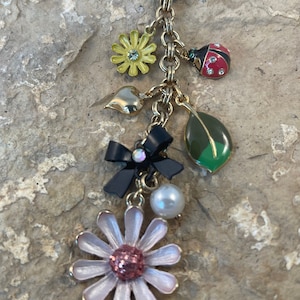 Collier à breloques en émail signé par Betsy Johnson