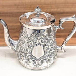 Superb Georgian Style Flavelle & Roberts Silver Plated Ornate Repousse Teapot: c1868-1892