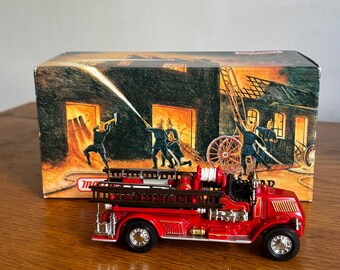 Maqueta de metal fundido de Matchbox Models of Yesteryear de un camión de bomberos Leyland Cub FK-7 de 1936.