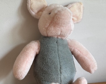 Peluche clásico de Piglet, estilo E.H. Shepard, traje rosa salvia, 11 Gund Toy