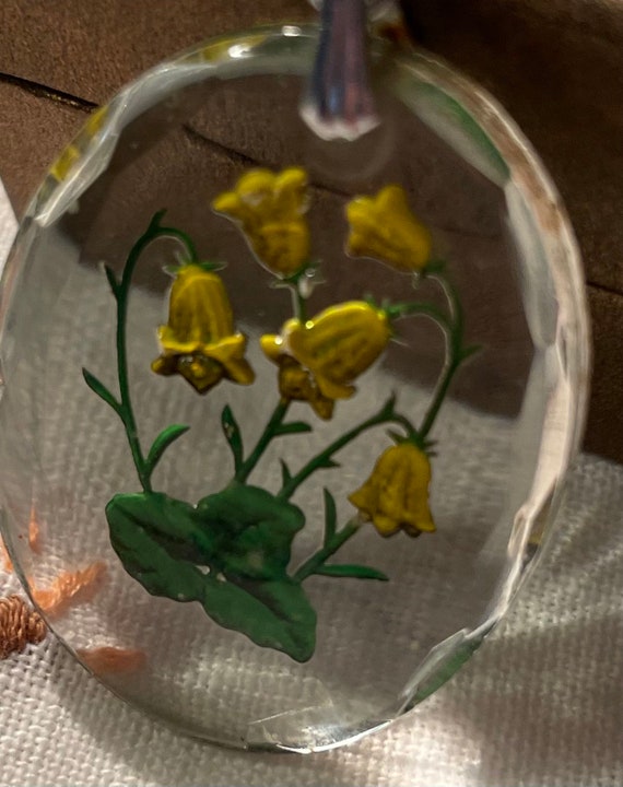 Pendentif Vintage En Intaglio Verre Cristal - Motif Fleur Rose Peint En Jaune, Chaîne Incluse, état Occasion