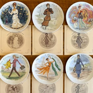 Könnte beinhalten: Eine Sammlung dekorativer Teller mit Vintage-Illustrationen von Frauen in verschiedenen Umgebungen. Die Teller zeigen detaillierte Kunstwerke mit einer Vielzahl von Farben und Stilen, darunter Szenen mit Bäumen und Figuren. Jeder Teller hat ein einzigartiges Design.