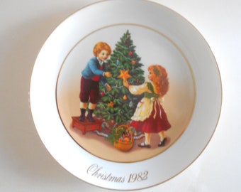 Vintage Avon Christmas Plate:  1982 "Keeping the Christmas Tradition" Porcelain