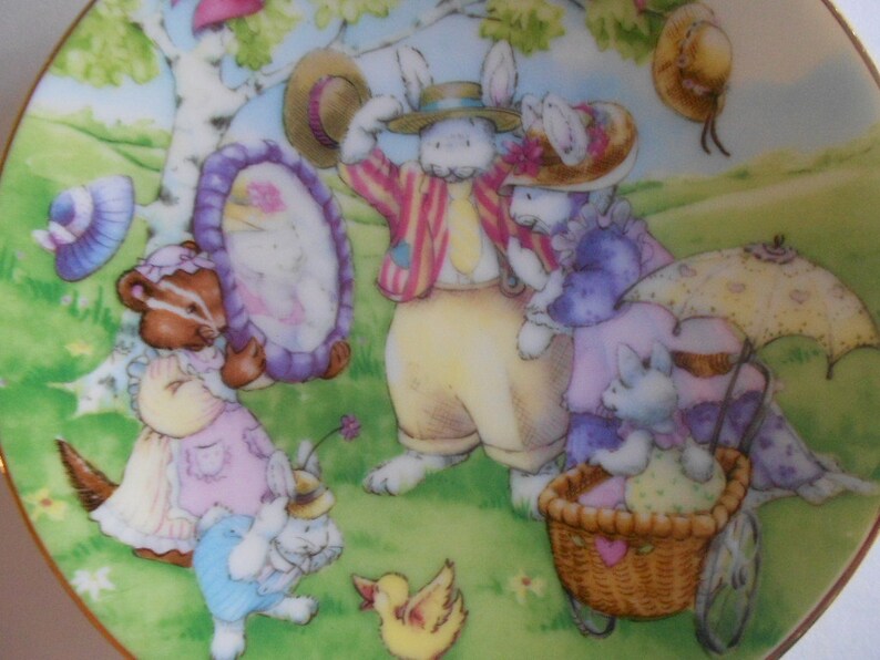 Pode incluir: Uma ilustra&ccedil;&atilde;o colorida de um grupo de animais, incluindo um texugo, um coelho e um pintinho, usando chap&eacute;us e curtindo um dia ao ar livre. Os animais s&atilde;o retratados em um estilo caprichoso com cores brilhantes e detalhes intrincados. A cena se passa em um campo gramado com uma &aacute;rvore e uma cesta.