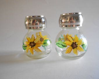 Sunflowers Salt Pepper Shakers Spices Jars Hand Painted Shakers Sunflowers Shakers Clear Glass Round Shape Shakers Sunflowers Kitchen