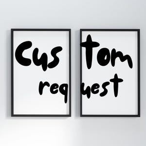 Puede incluir: Dos impresiones artísticas enmarcadas con marcos negros y fondos blancos. La impresión de la izquierda dice "Custom" encima de "request" en letras negras y en negrita. La impresión de la derecha dice "Custom" encima de "request" en el mismo estilo.