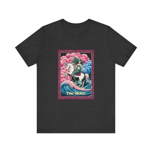 Camiseta con carta del tarot de sirena montada en un unicornio, camiseta para amantes de la fantasía, camiseta de criaturas míticas, camiseta gráfica mágica, camiseta unisex, arte de fantasía