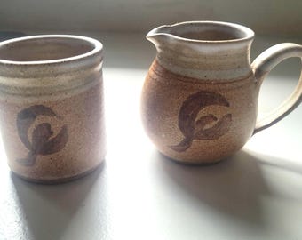 Juego de jarra y taza de cerámica de estudio para café o té.