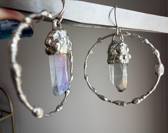 Oorbellen van zilverkleurig aurakwarts in Tiffany-techniek met sterling zilveren oorhaakjes.