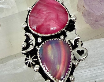 Talla 7/7.25 Anillo de plata de ley con cabujón de resina rosa nacarada brillante, ópalo aurora y doblete de cuarzo.