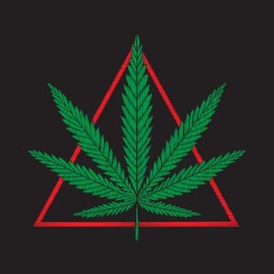 Puede incluir: Una hoja de cannabis verde detallada está centrada dentro de un triángulo rojo sobre un fondo negro. Las venas y los bordes de la hoja están claramente definidos, creando un contraste llamativo.