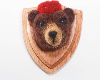 Mini retrato de oso de fieltro con aguja con sombrero tipo pastillero rojo