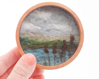 Mini cuadro de paisaje de lana, arte en fibra de fieltro con aguja, Cala de espadañas (3 pulgadas)