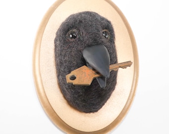 Retrato de cuervo en fieltro de aguja con llave robada, Colección Corvid