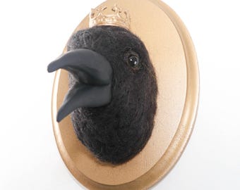 Retrato de cuervo rey con corona, realizado en fieltro con aguja, Colección Corvid.