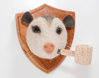 Retrato de zarigüeya en fieltro de aguja con pipa de mazorca de maíz