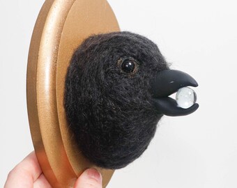 Retrato de cuervo en fieltro de aguja con canica de cristal robada, Colección Corvid