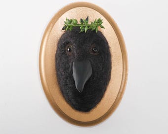 Retrato de cuervo en fieltro de aguja con corona de laurel, Colección Corvid